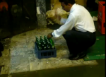 Hoe je in 10 seconden 24 bierflesjes kan openen