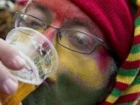 Carnavalist met bier
