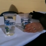 Groot glas bier past in een klein glas bier