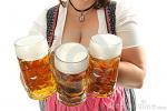 Oktoberfest serveerster en bier gaat niet helemaal goed