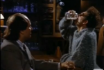 Kramer van Seinfeld kan bier drinken en roken tegelijk