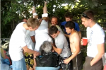 Oma doet een kegstand