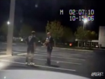 Politie laat jongen over een lijn heenlopen