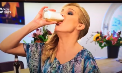 Lucille giet bier naar binnen