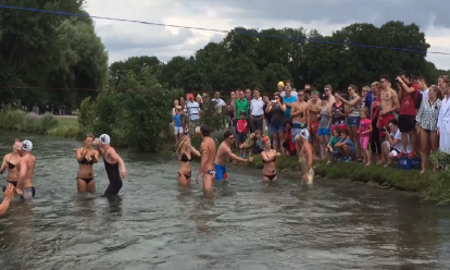 Bier zwemwedstrijd in Duitsland
