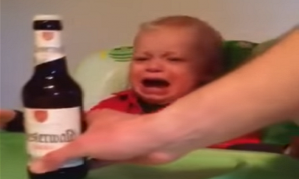 Baby huilt als bier wordt afgepakt