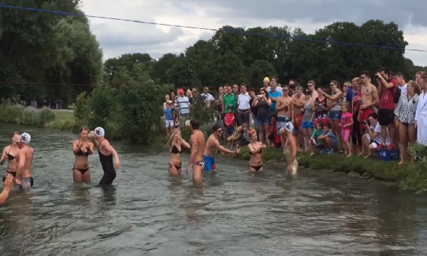 Bier zwemwedstrijd in Duitsland