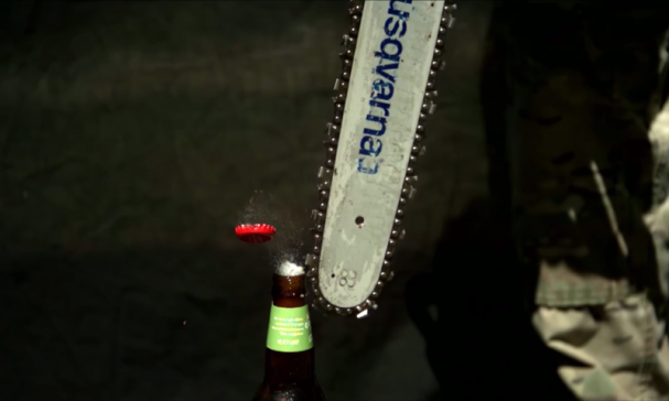bier openen met een kettingzaag