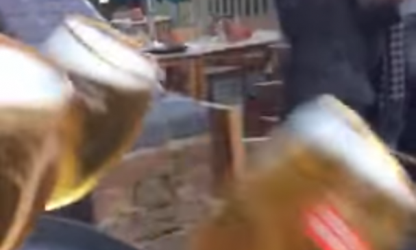 Dronken jongen laat bier vallen