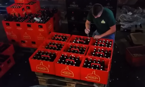 Wereldrecord 200 bierflesjes openen