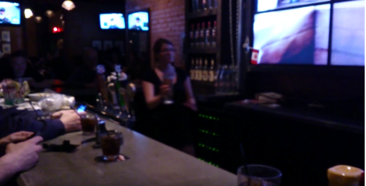 Barvrouw gooit met volle bierpullen