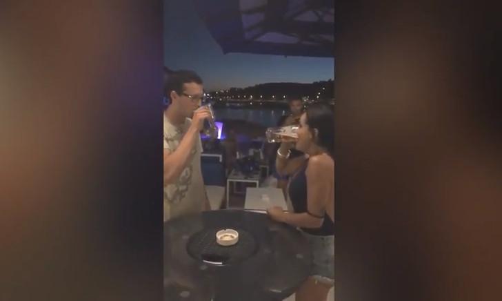 Meisje drinkt haar bier in enkele seconden op
