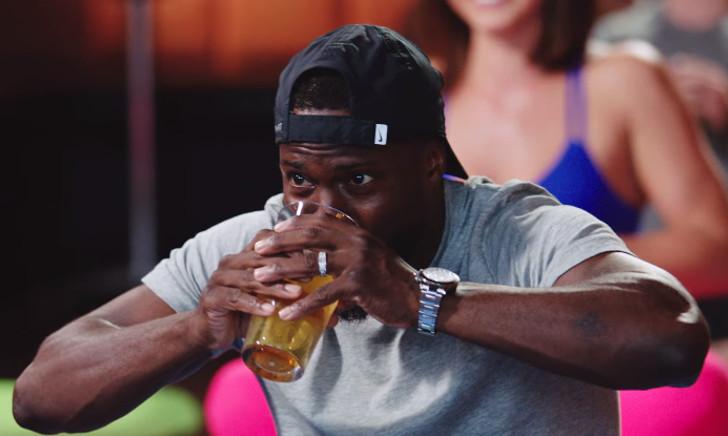 Jongens beginnen voor aan bier yoga