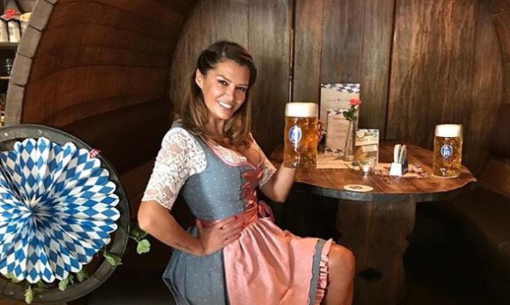 Sabia drinkt bier