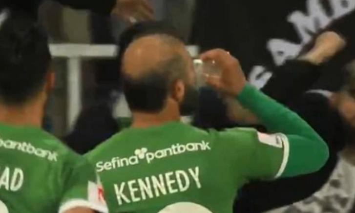 Kennedy drinkt bier
