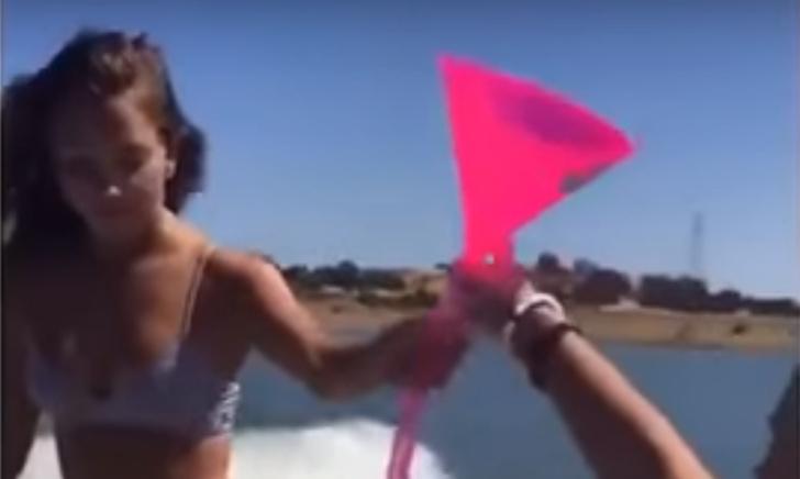 Meisje drinkt uit Beer Bong tijdens wakeboarden