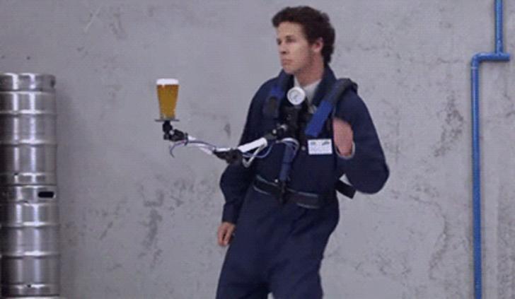 Dansende jongen met bier stabilisator