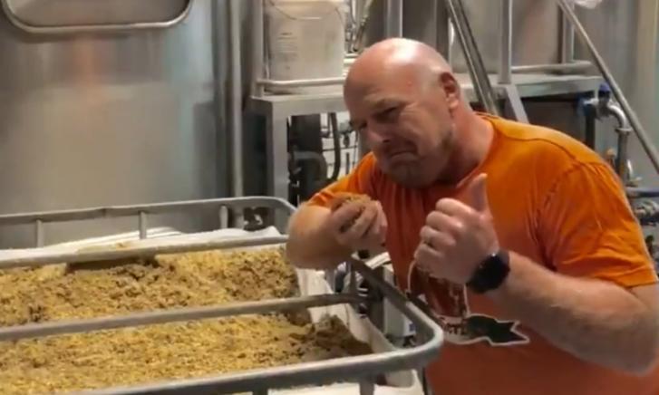Dean Norris in de brouwerij // bron Twitter: @deanjnorris