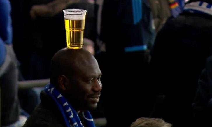 Bier dragen op je hoofd