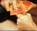 Met een pizza bierflesje openen