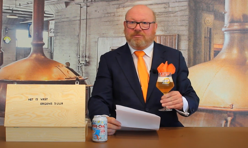 Bierambassadeur Rick Kempen met een glas bier in de hand tijdens de bierrede