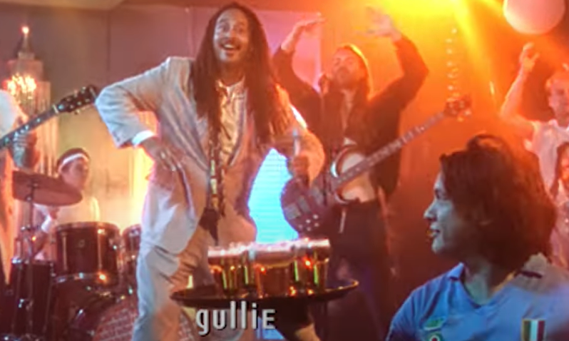 Zanger Gullie met een blad bier voor zich