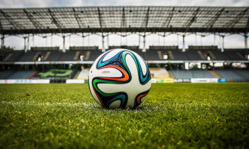 Voetbal op een veld in een stadion
