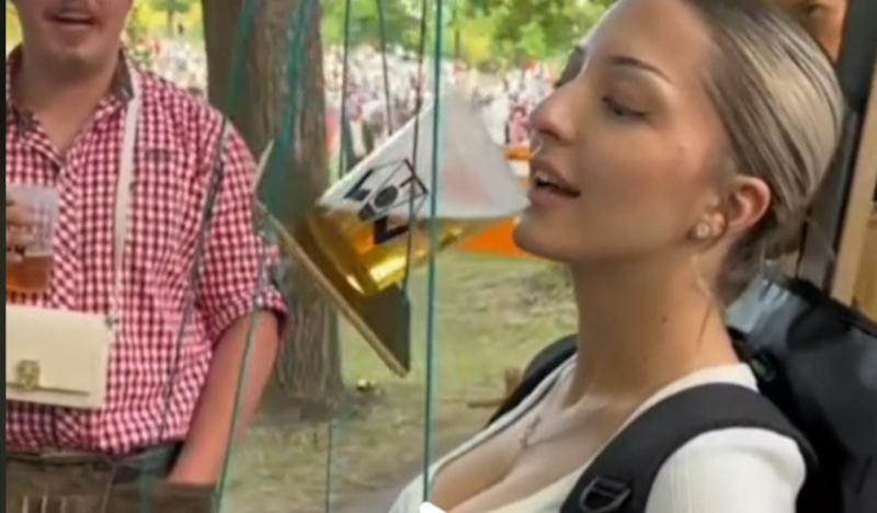 Meisje drinkt bier met de biermarionette