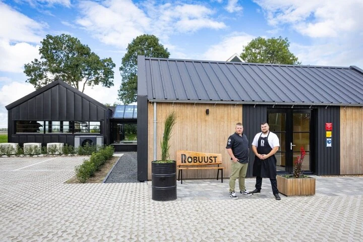 Peter Ian en Raimon Pot voor het nieuwe pand van Robuust in Moespot
