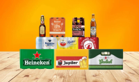 kratten bier, flesjes en blikjes bier op een tafel