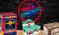3 bieradventskalenders op een biertafel met merry christmas neon light 