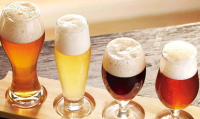 plankje met verschillende bierglazen