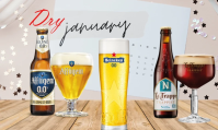 Drie alcoholvrije bieren op houten tafel met 'Dry January' tekst op achtergrond.