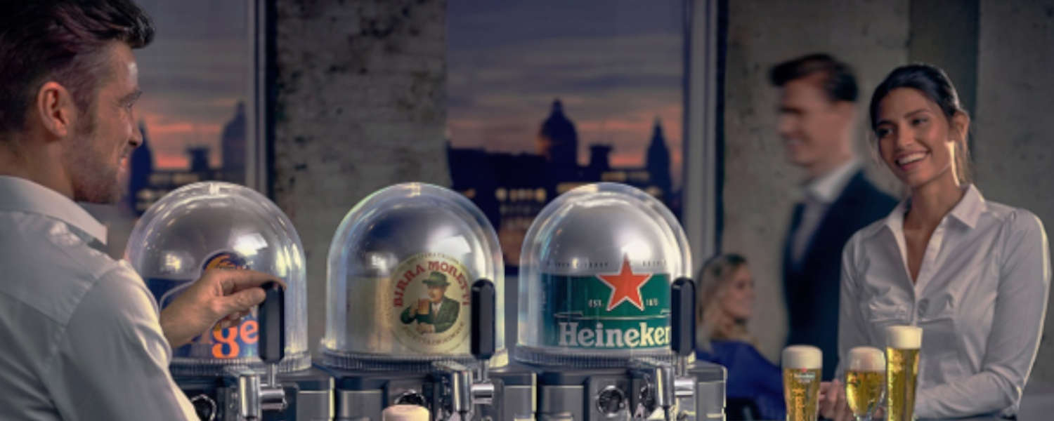 Blade Biertap in de horeca met een man aan de tap en een vrouw met een dienblad