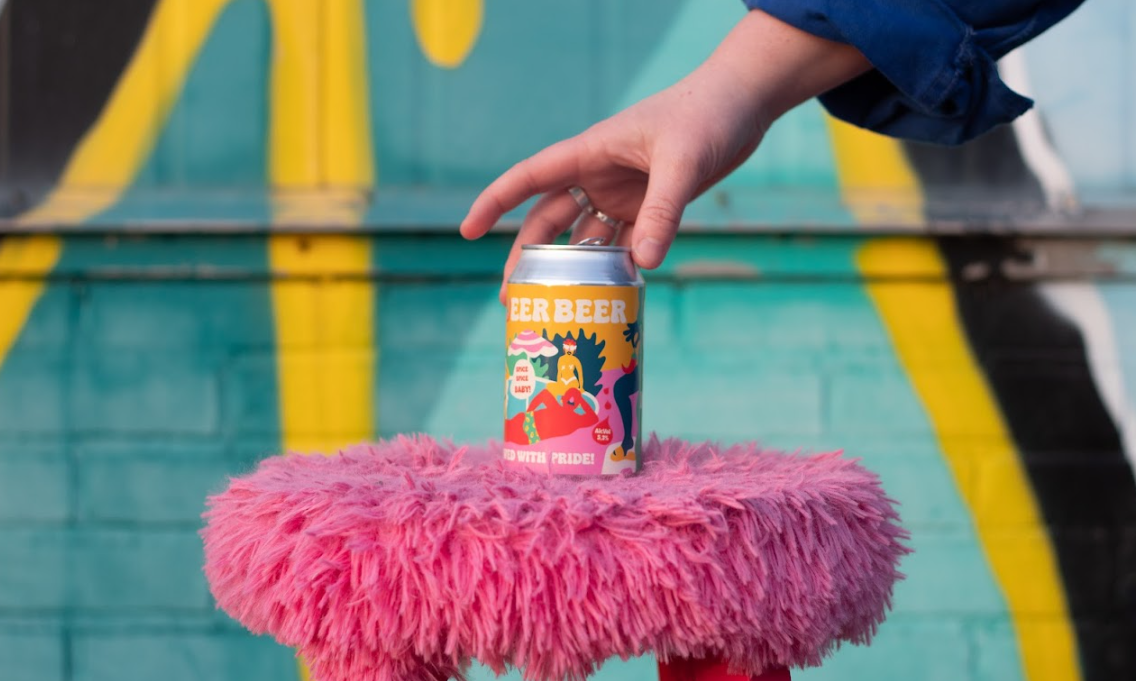 Queer Beer Spicy Mango op een krukje