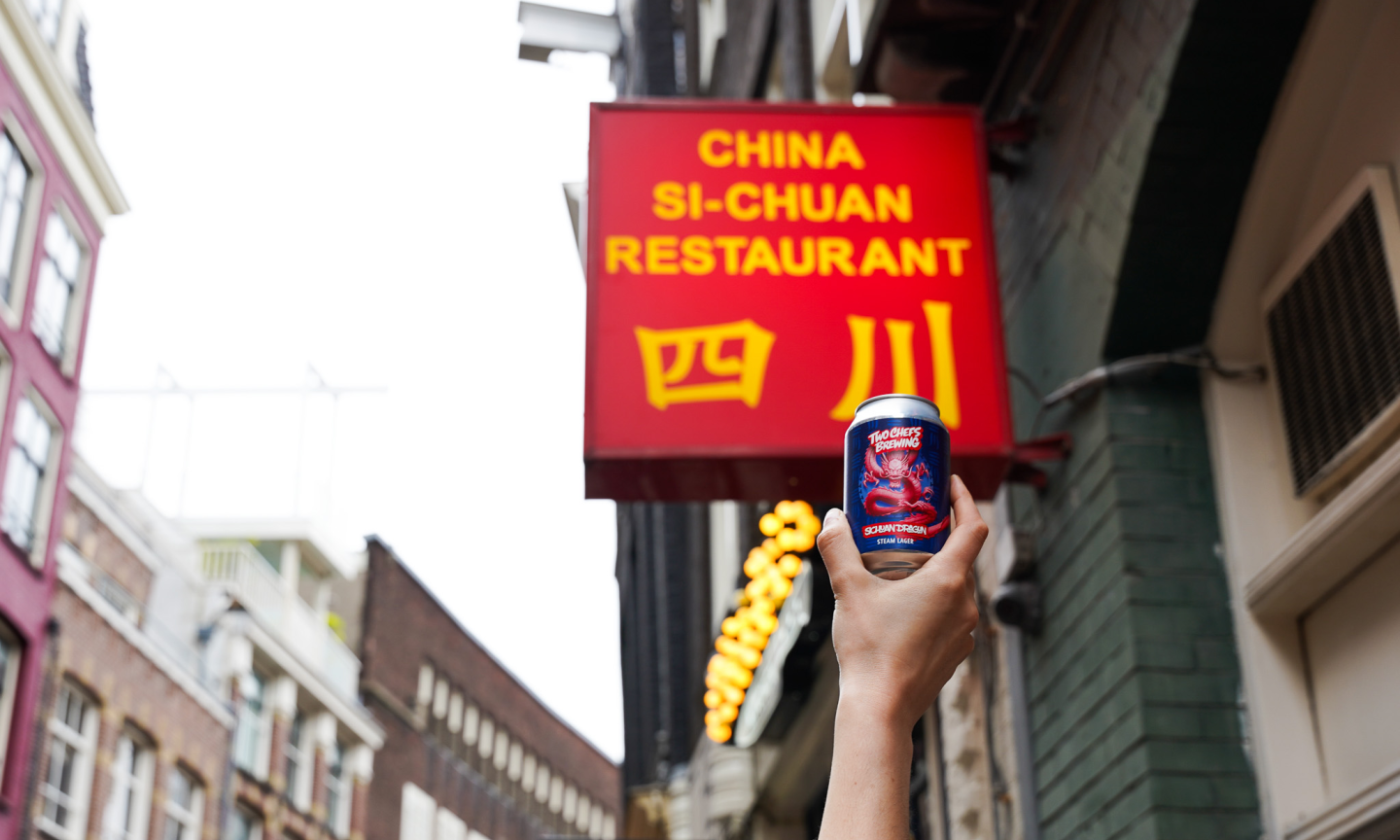 Two Chefs Sichuan Dragon blikje bier voor het restaurant