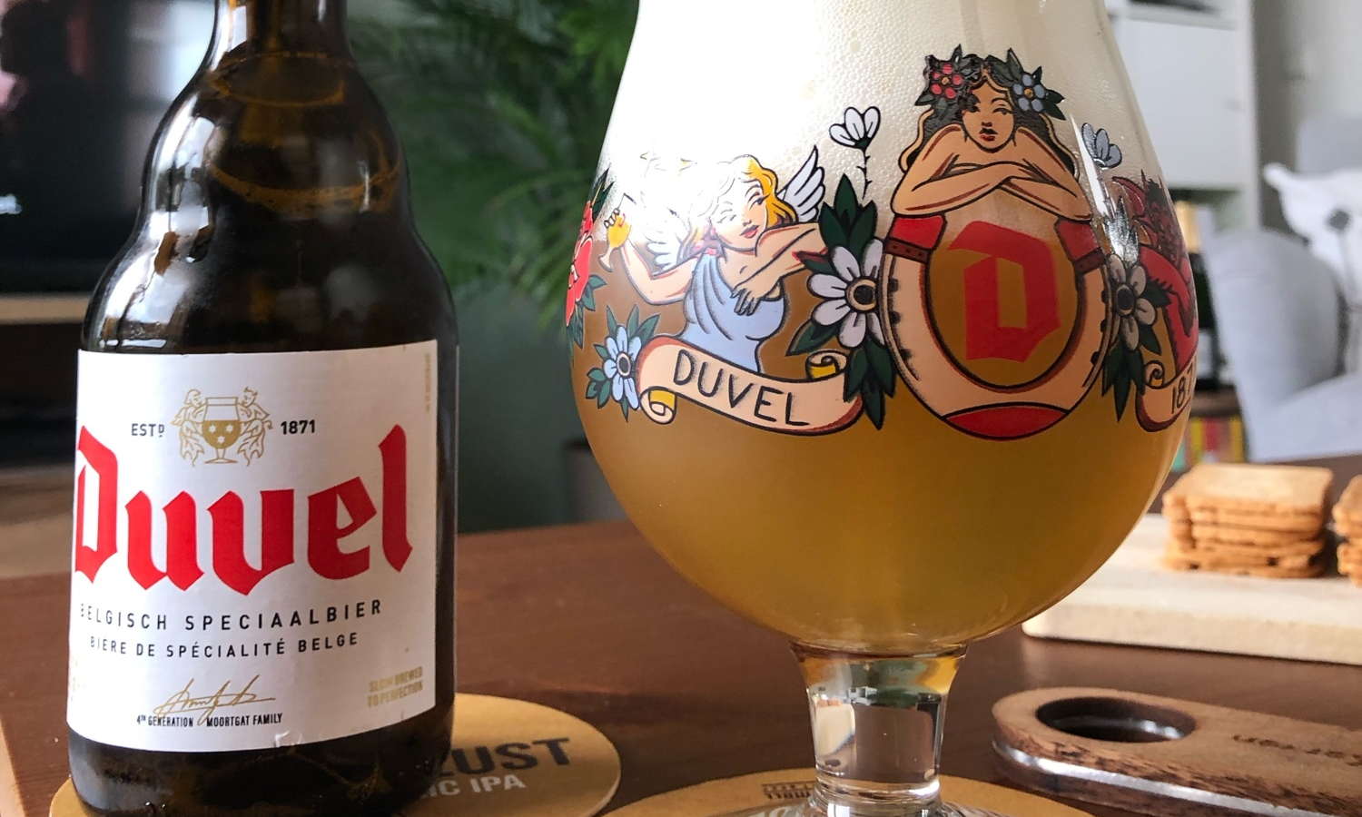 Duvel flesje met het etiket sinds 2020 en het Duvel Collection bierglas uit 2020 Duvel flesje met het etiket sinds 2020 en het Duvel Collection bierglas uit 2020