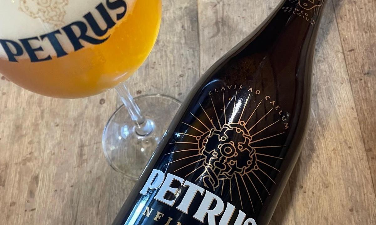 Petrus Infinitum liggende fles naast ingeschonken glas Petrus Infinitum liggende fles naast ingeschonken glas