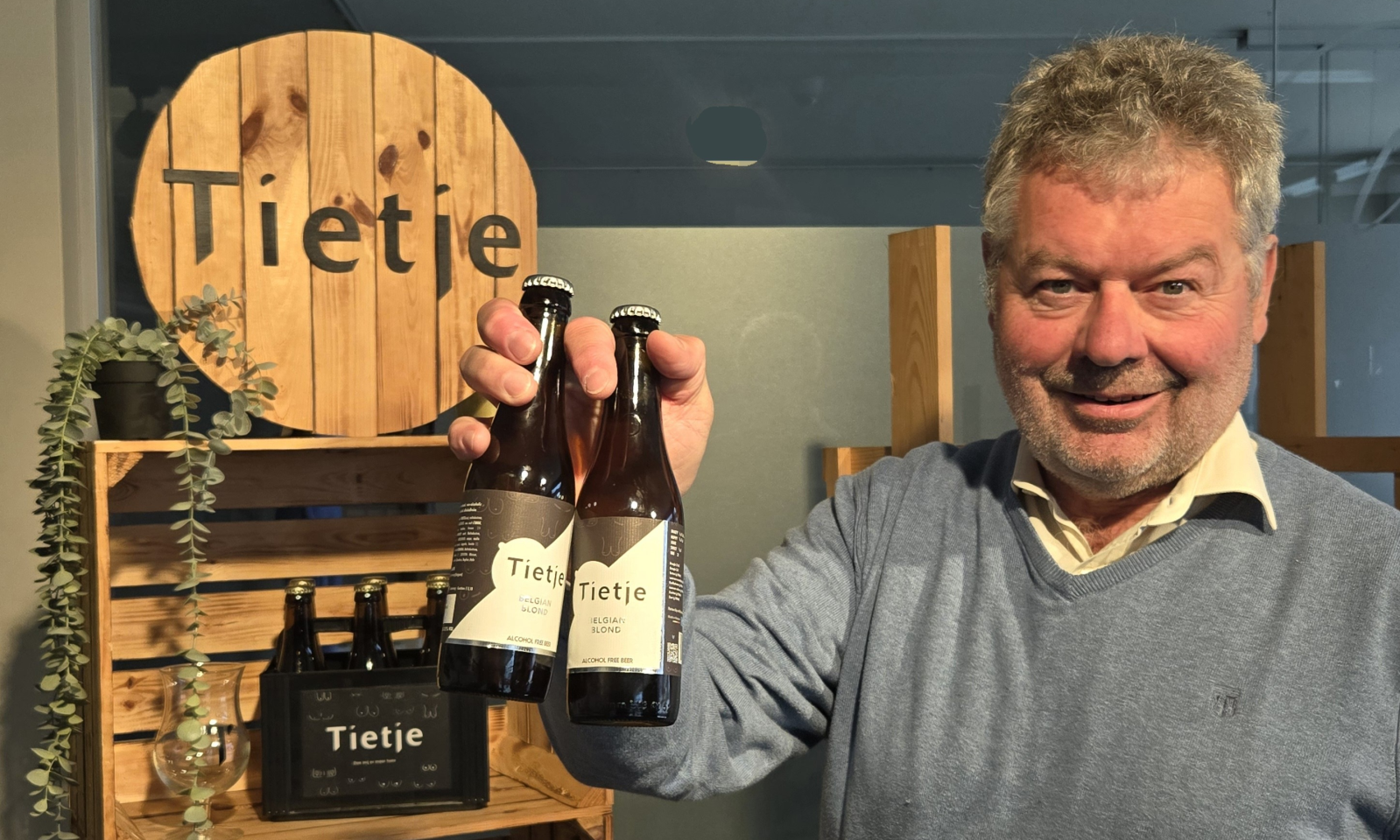 Tietje NA bier flesjes vastgehouden door de brouwer Tietje NA bier flesjes vastgehouden door de brouwer
