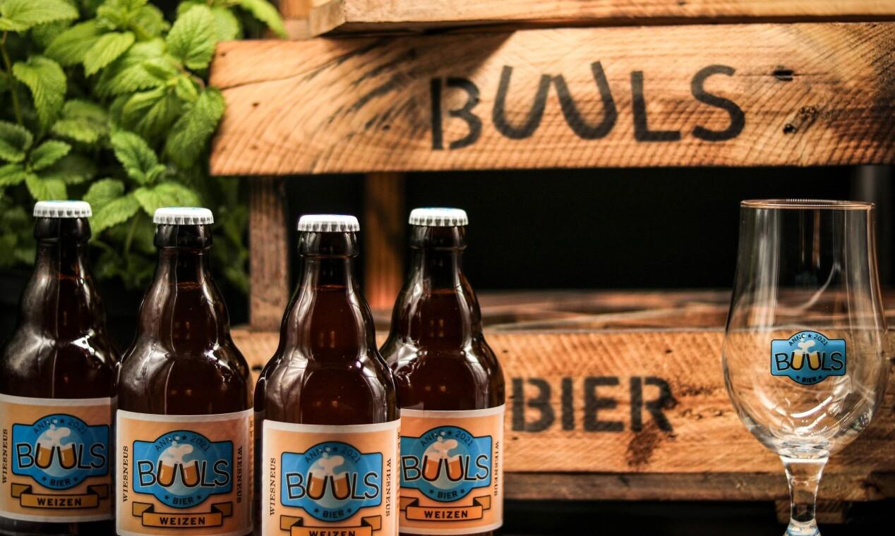 Wiesneus bier met een glas en mooi krat Wiesneus bier met een glas en mooi krat