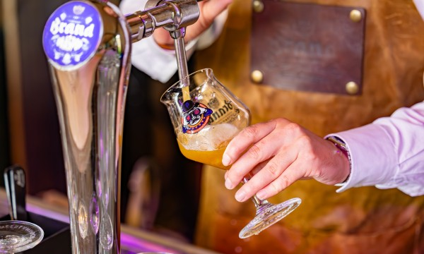 Brand Paaspop Hoppig Weizen tappen