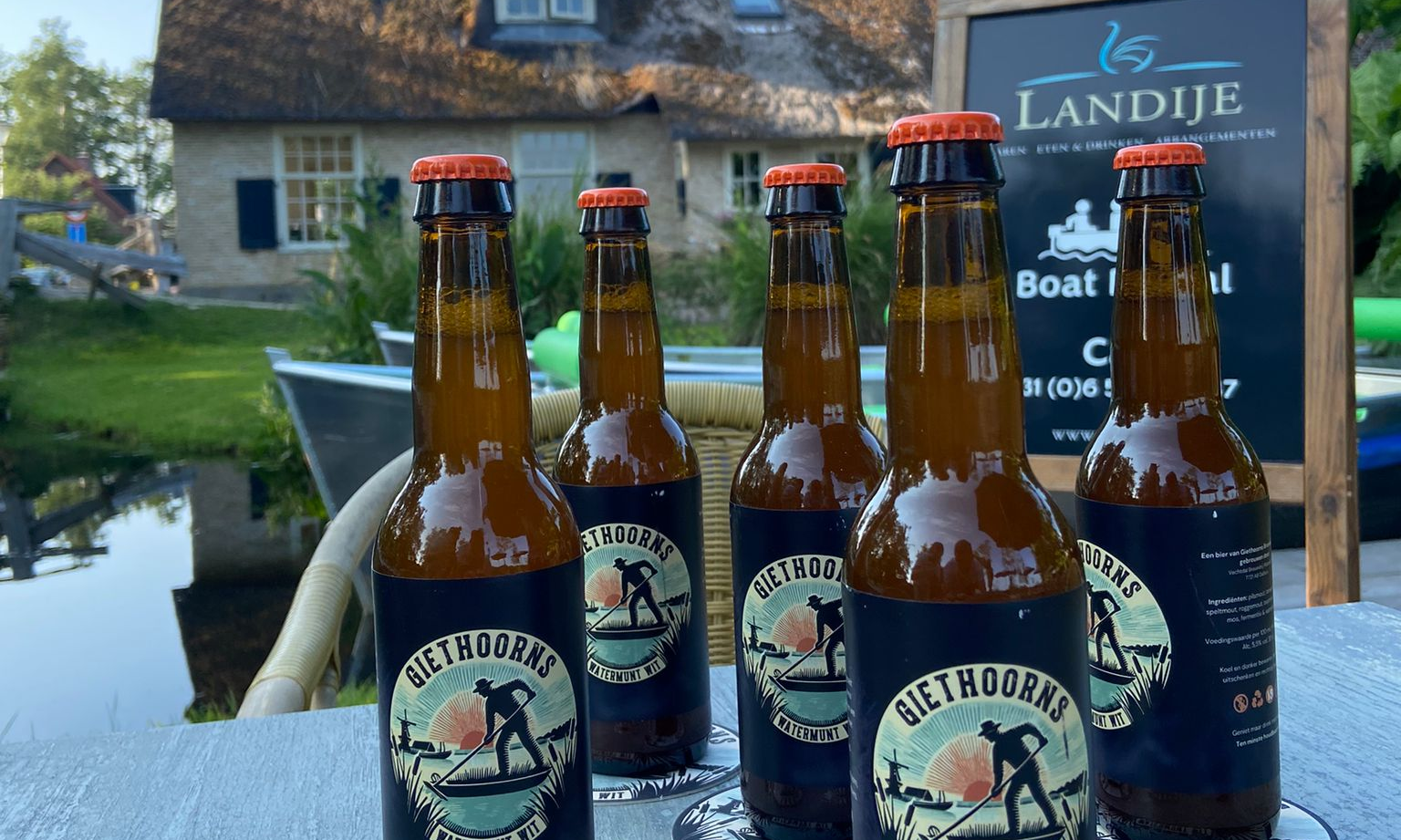 Giethoorns Watermunt Wit bierflesjes op tafel