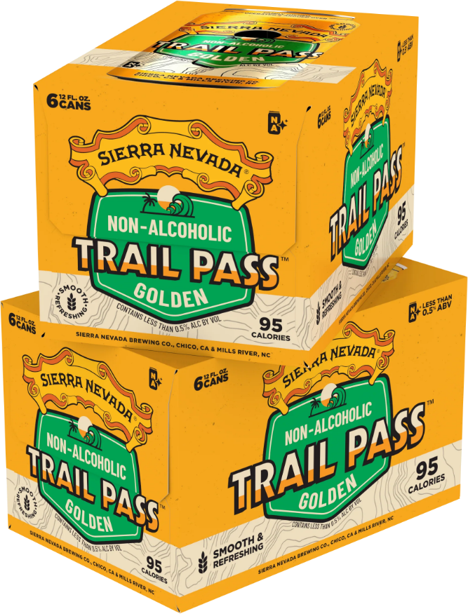 Twee gestapelde sixpacks van Sierra Nevada Trail Pass Golden niet-alcoholisch bier.