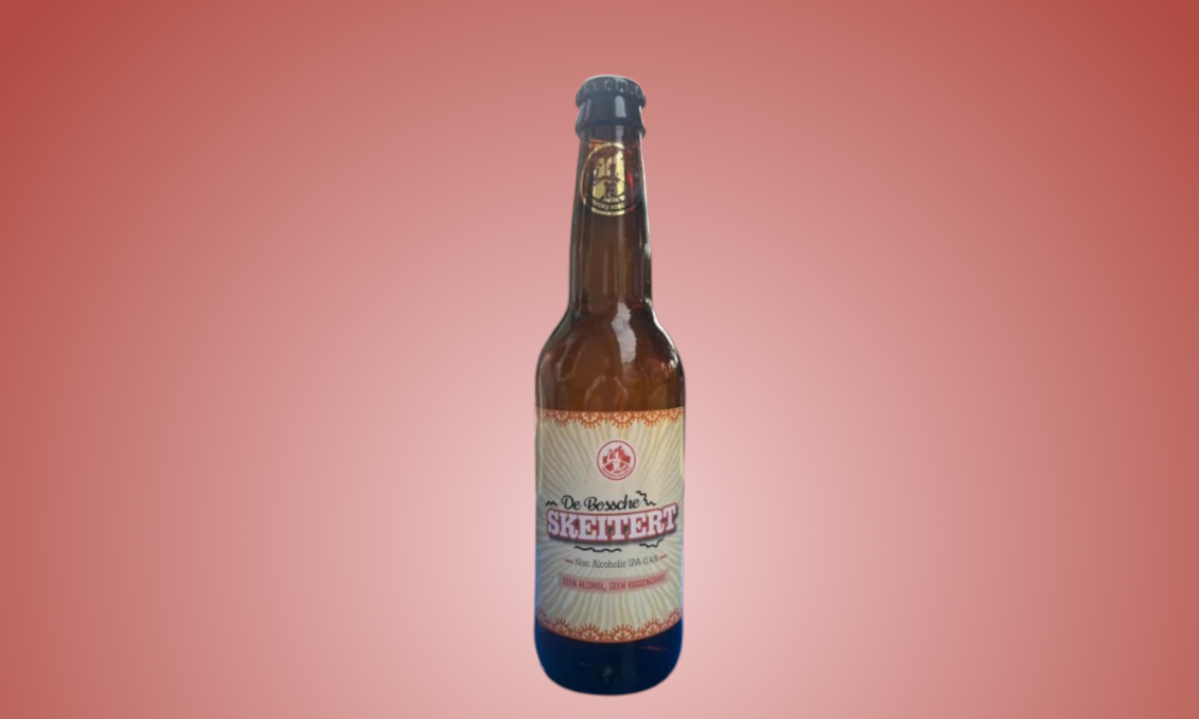 Een flesje De Bossche Skeitert non-alcoholische IPA tegen een rode achtergrond.