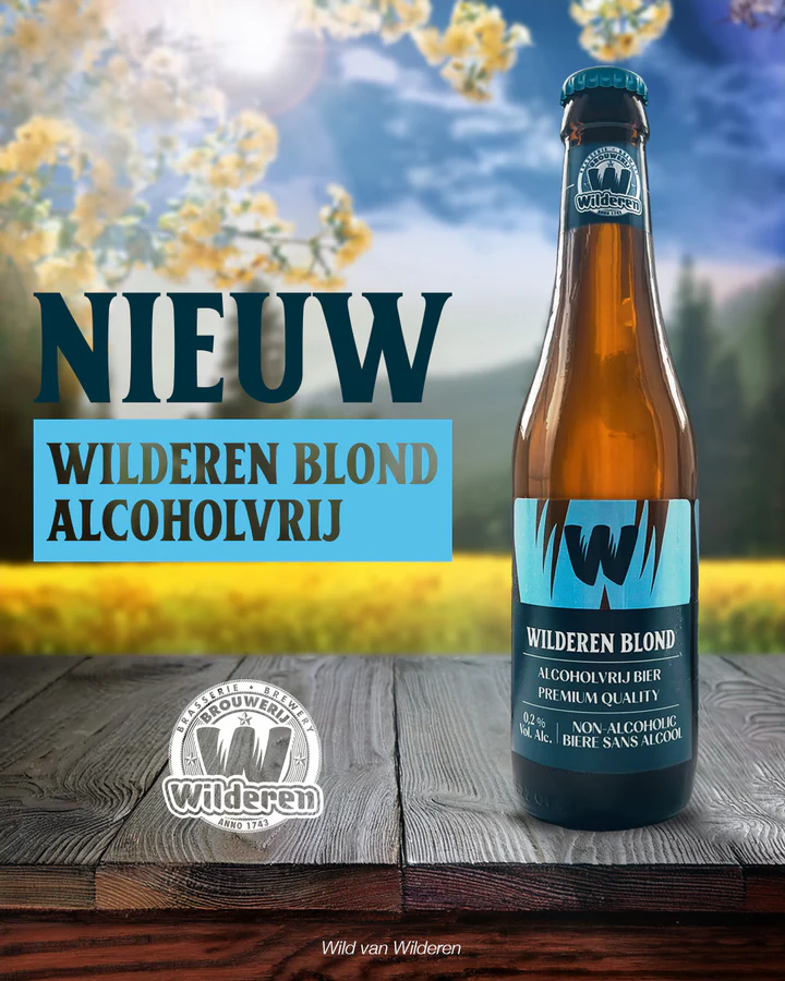 Fles Wilderen Blond 0,2% naast logo en bloemen op een houten tafel.