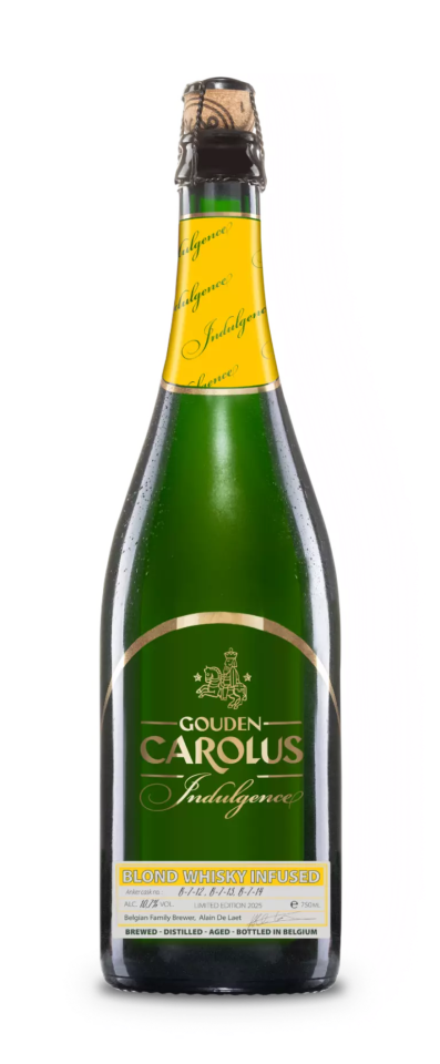 Gouden Carolus Indulgence whisky infused blond bierfles met groene fles en gele etiketten.