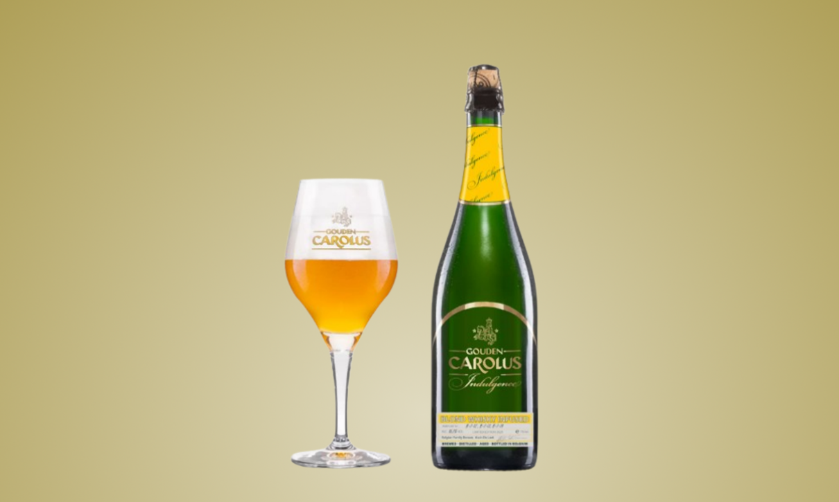 Een glas en een fles Gouden Carolus whisky infused bier op een beige achtergrond.