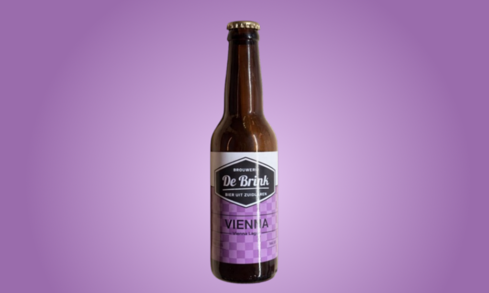 Een bruine bierfles met een paars etiket van De Brink Vienna tegen een paarse achtergrond.