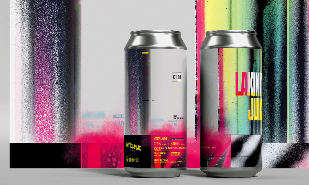 Twee blikjes met abstracte, kleurrijke ontwerpen met de tekst 'Lakini's Juice'.