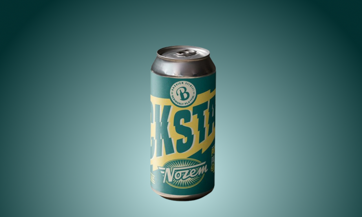 Een bierblikje met het label Baxbier x Nozem Kickstart op een neutrale achtergrond.